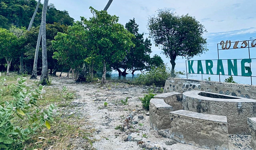 Sisa Kemegahan_ Batu Karang Putih Menanti Ajal di Tengah Ketidakpedulian