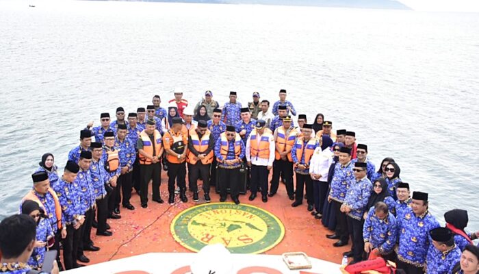 Tabur Bunga di Laut, Bagian dari Peringatan HUT ke-54 KORPRI di Kota Gorontalo
