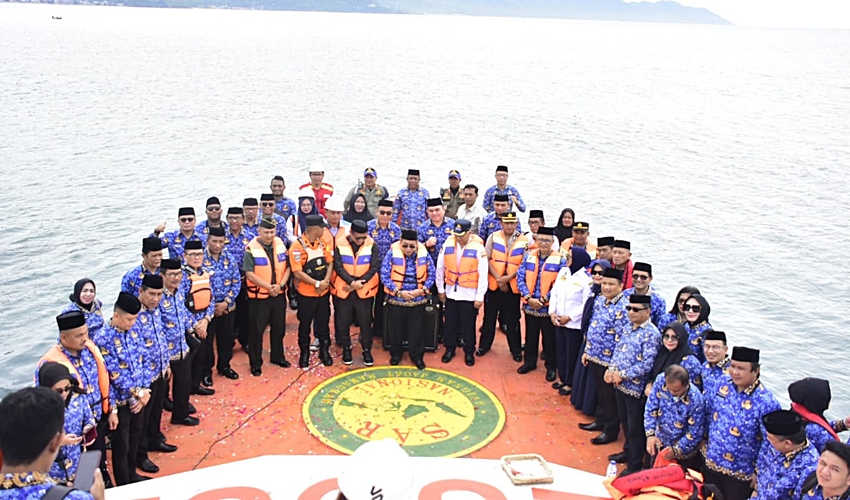 Tabur Bunga di Laut, Bagian dari Peringatan HUT ke-54 KORPRI di Kota Gorontalo