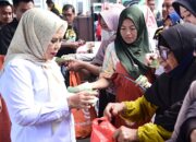 Warga Mengaku Senang Dilayani Wagub saat Belanja di Pasar Murah Pemprov