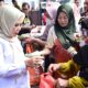 Warga Mengaku Senang Dilayani Wagub saat Belanja di Pasar Murah Pemprov