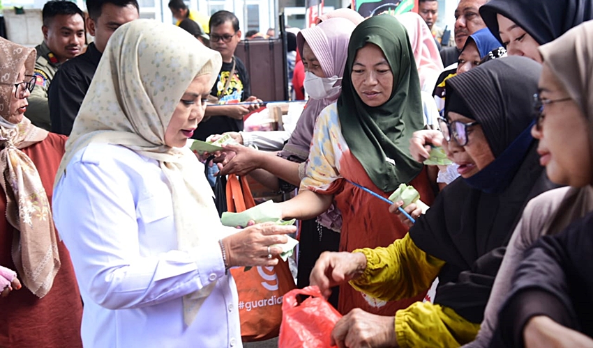 Warga Mengaku Senang Dilayani Wagub saat Belanja di Pasar Murah Pemprov