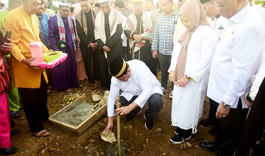 Gubernur Gorontalo, Gusnar Ismail ketika meletakan batu pertama pembangunan Islamic Center, Jumat (12/12/2025).