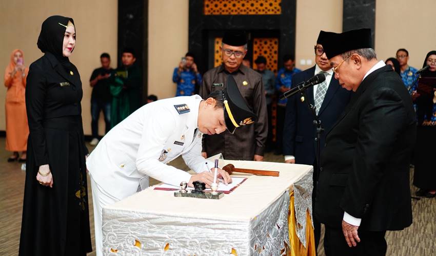 Suasana pelantikan pejabat eselon III dan IV di lingkungan Pemerintah Kota Gorontalo, Jumat (12/12/2025).