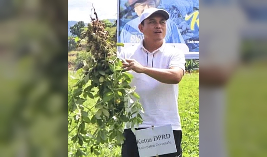 Zulfikar Panen Perdana dengan Warga Tilihuwa