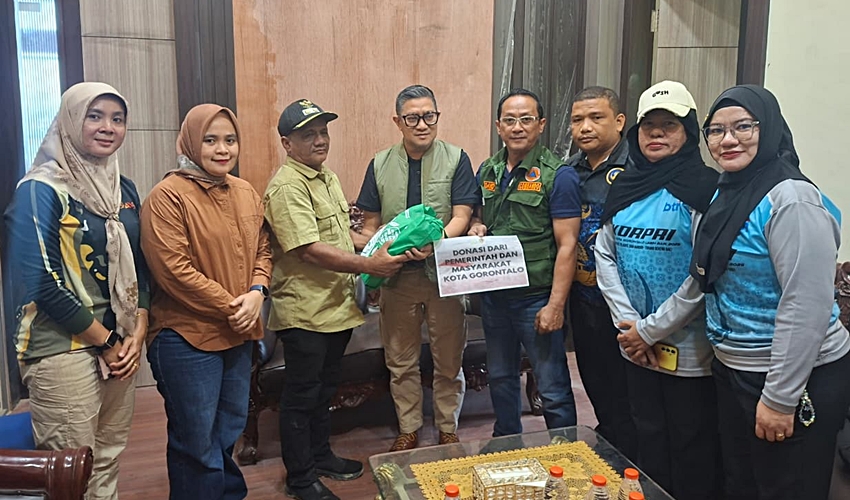 Indra Gobel Serahkan Bantuan Pemkot ke Korban Bencana Alam di Sumatera