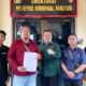 Pelapor Kadek Sugiarta didampingi kuasa hukumnya Rongki Ali Gobel serta rekan se-profesi tengah memperlihatkan aduan yang diterima Polda Gorontalo beberapa waktu lalu.