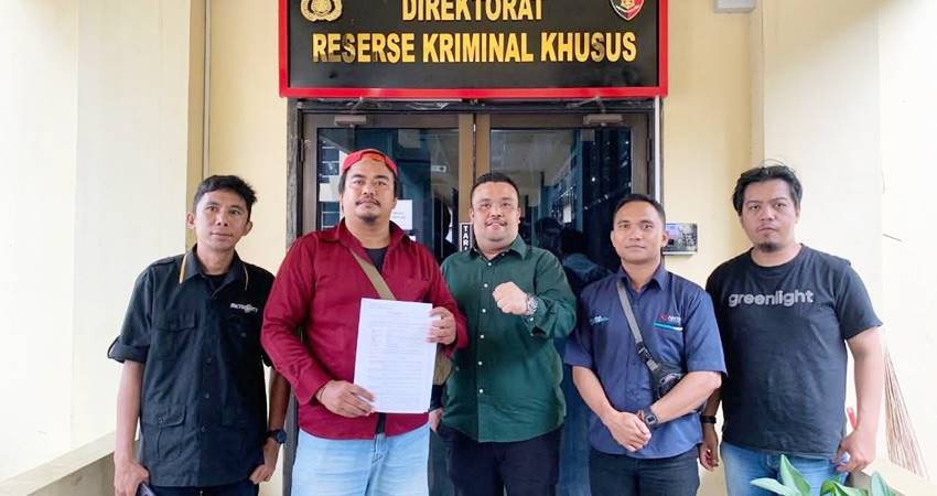 Pelapor Kadek Sugiarta didampingi kuasa hukumnya Rongki Ali Gobel serta rekan se-profesi tengah memperlihatkan aduan yang diterima Polda Gorontalo beberapa waktu lalu.