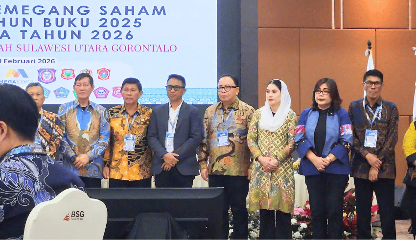Rania Riris Ismail (Jilbab putih) pada RUPS Bank SulutGo