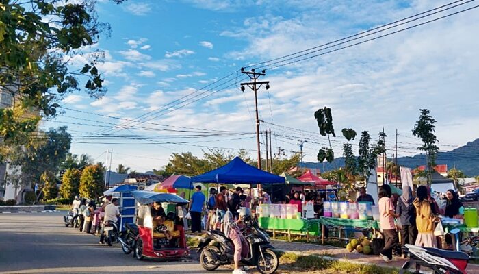 Ngabuburit Seru di Center Point, Takjil Murah Jadi Magnet Warga