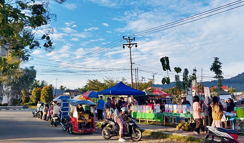 Ngabuburit Seru di Center Point, Takjil Murah Jadi Magnet Warga