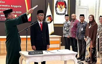 PAW Anggota KPU Kota Gorontalo Resmi Dilantik, Afifuddin Tekankan Prinsip Kolektif Kolegial