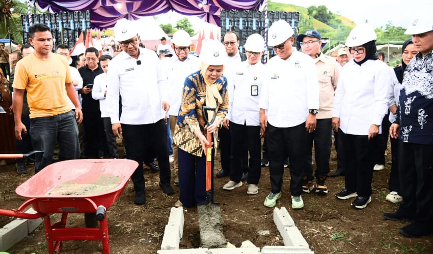 Wagub Gorontalo, Idah Syahidah Rusli Habibie saat meletakkan batu pertama pada Ground Breaking program hilirisasi pengembangan industri ayam terintegrasi nasional di Kabupaten Gorontalo Utara, tepatnya di Desa Tolongio, Kecamatan Anggrek, Jumat (6/2/2026).