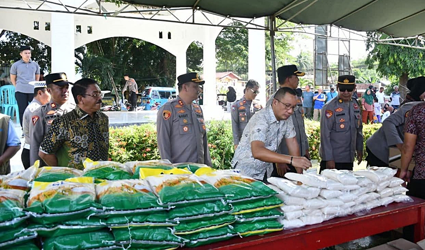 Gerakan Pangan Murah di Tilamuta, Rum Pagau dan Lahmuddin Ikut Layani Warga Belanja Sembako