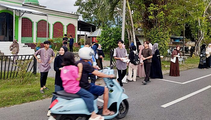 Berbagi Takjil Ramadan, HMJ Pendidikan Bahasa Inggris UNG Perkokoh Silaturahmi