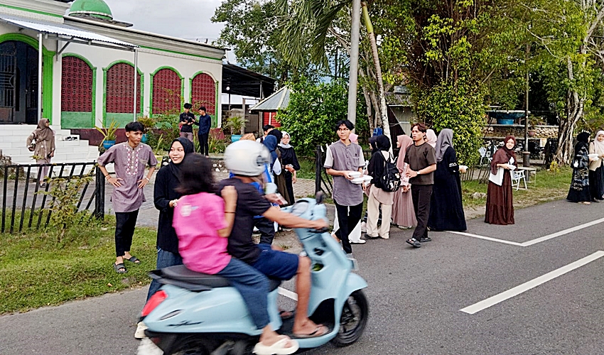 Berbagi Takjil Ramadan, HMJ Pendidikan Bahasa Inggris UNG Perkokoh Silaturahmi