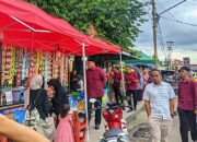 Dukung UMKM Sekitar Kampus, Rektor UNG Belikan Takjil untuk Mahasiswa