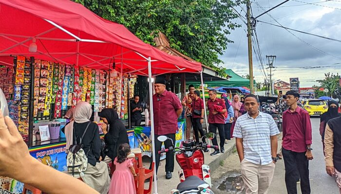 Dukung UMKM Sekitar Kampus, Rektor UNG Belikan Takjil untuk Mahasiswa