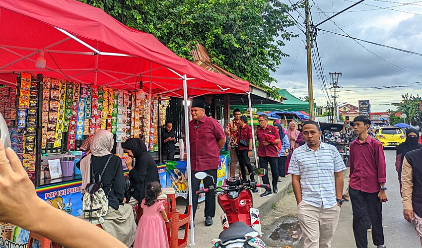 Dukung UMKM Sekitar Kampus, Rektor UNG Belikan Takjil untuk Mahasiswa