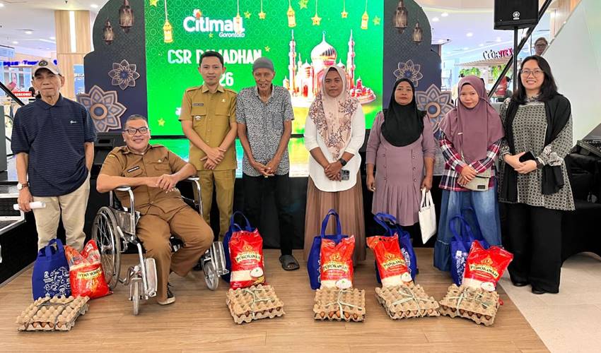Foto bersama antara manajemen Citimall Gorontalo, Camat Kota Timur, Frangki Dulialo, Lurah Heledulaa Selatan dan penerima bantuan.