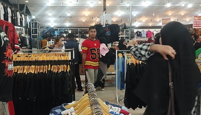 Gudang 27 Diserbu Pembeli, Warga Berburu Baju Lebaran