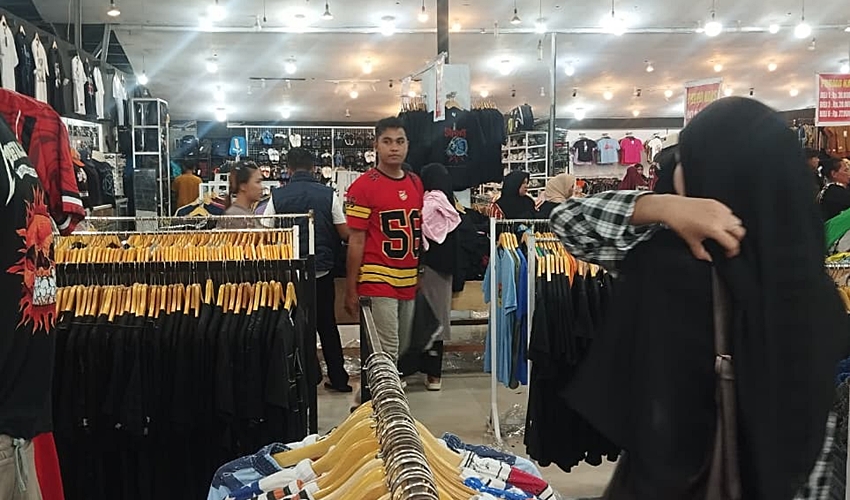 Gudang 27 Diserbu Pembeli, Warga Berburu Baju Lebaran