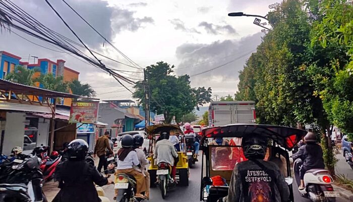 Jelang Lebaran, Sejumlah Ruas Jalan di Kota Gorontalo Kian Dipadati Kendaraan