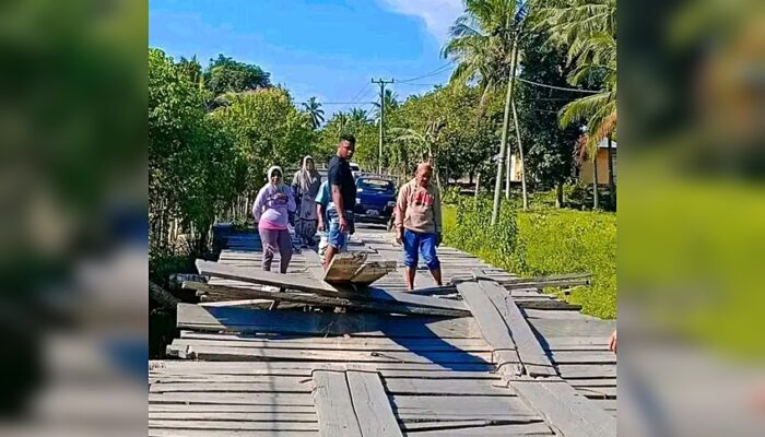 Jembatan Penghubung Desa Harapan dan Sukamaju Roboh, Realisasi Dana Puluhan Miliar Disoal