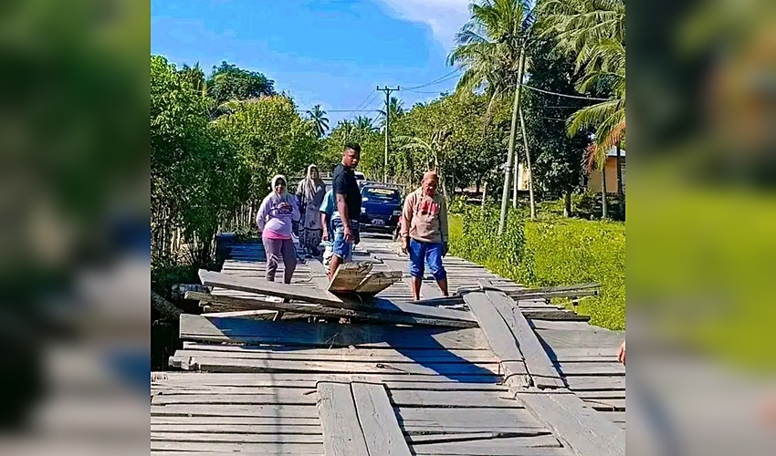 Jembatan Penghubung Desa Harapan dan Sukamaju Roboh, Realisasi Dana Puluhan Miliar Disoal