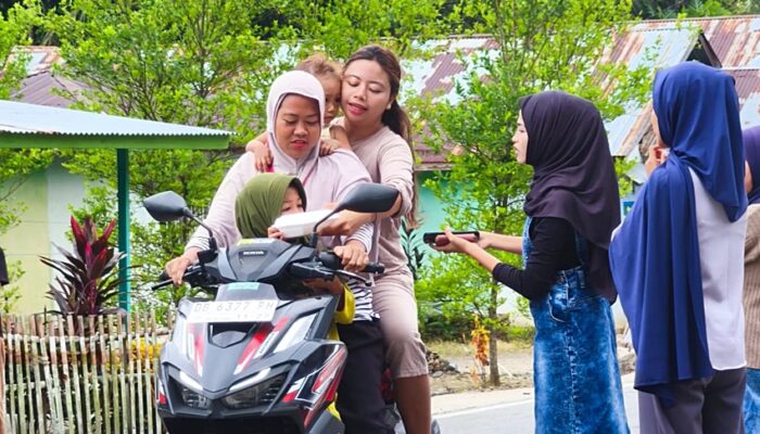 Karang Taruna Meyambanga Timur Berbagi Takjil untuk Pengendara
