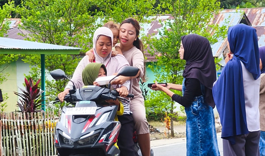 Karang Taruna Meyambanga Timur Berbagi Takjil untuk Pengendara