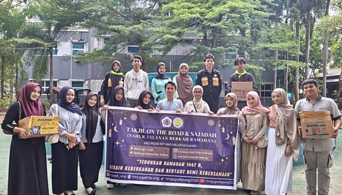 Mahasiswa HMJ PGSD FIP UNG Berbagi Takjil di Depan Kampus II