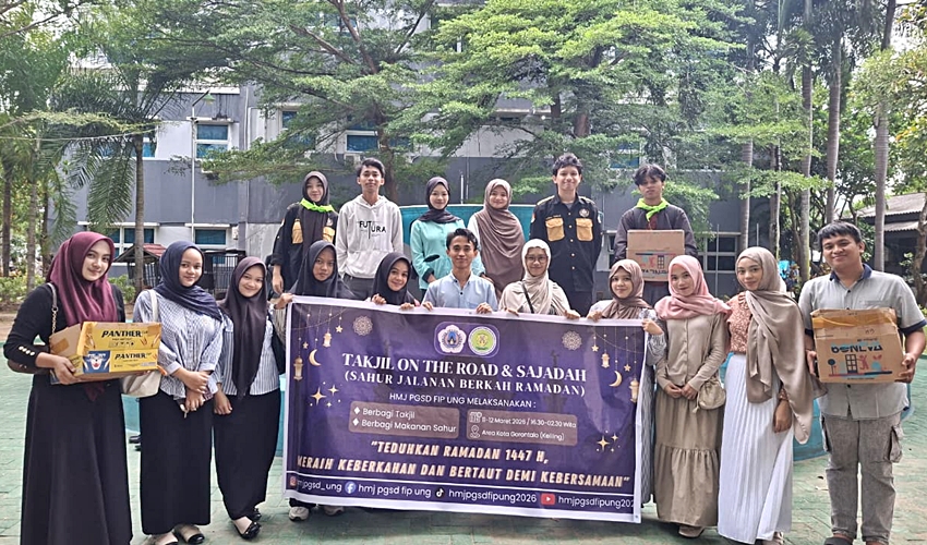 Mahasiswa HMJ PGSD FIP UNG Berbagi Takjil di Depan Kampus II