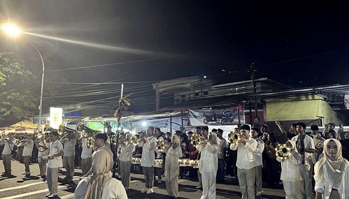 Marching Band Gita Civica UNG Meriahkan Festival Pawai Obor dan Kolak Ubi