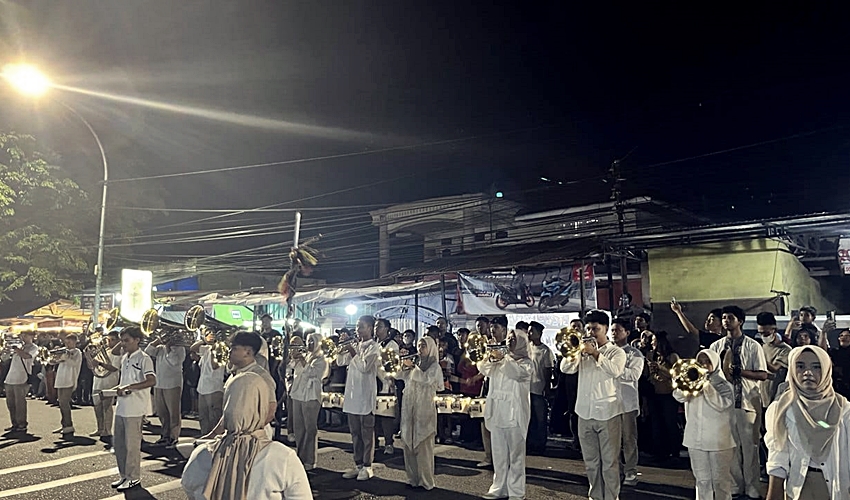 Marching Band Gita Civica UNG Meriahkan Festival Pawai Obor dan Kolak Ubi