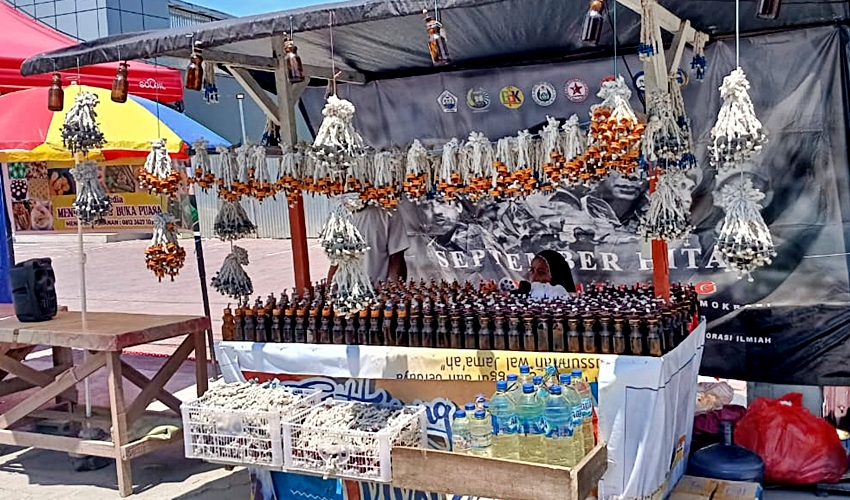 Pedagang Lampu Botol Tradisional Mulai Ramai Jelang Tumbilotohe di Gorontalo