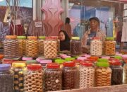 Penjual Kue Raup Rezeki di Pasar Senggol Menjelang Lebaran Idulfitri