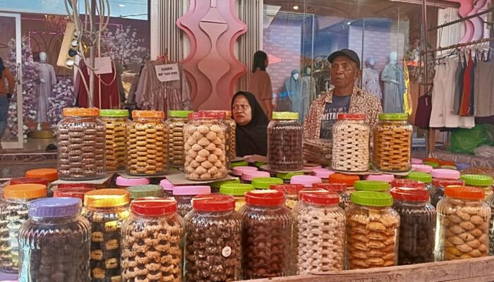 Penjual Kue Raup Rezeki di Pasar Senggol Menjelang Lebaran Idulfitri