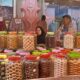 Penjual Kue Raup Rezeki di Pasar Senggol Menjelang Lebaran Idulfitri
