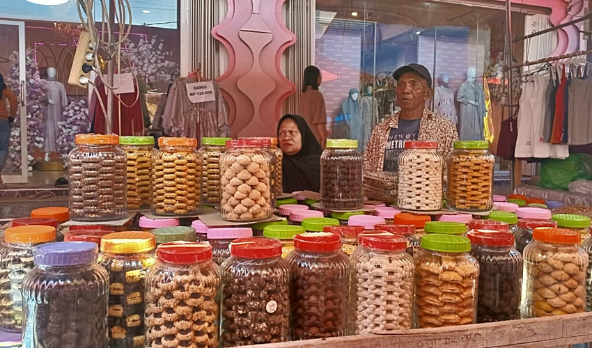 Penjual Kue Raup Rezeki di Pasar Senggol Menjelang Lebaran Idulfitri