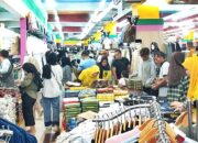 Ramai Warga Berburu Kebutuhan Lebaran di Pusat Kota Gorontalo