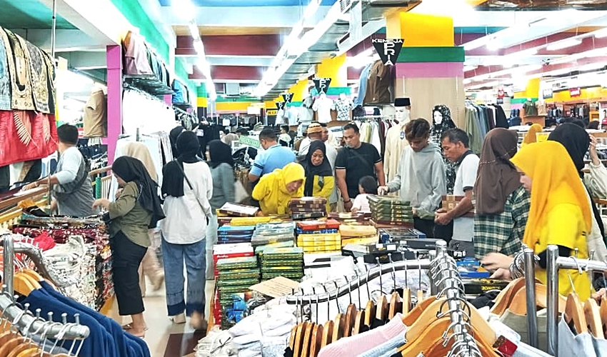 Ramai Warga Berburu Kebutuhan Lebaran di Pusat Kota Gorontalo