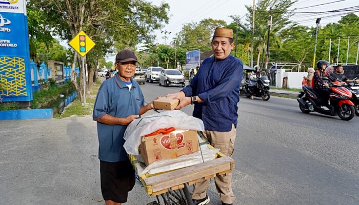 Sinergi Kebaikan, Satpol PP Provinsi Bagikan Paket Takjil di Hari ke-14 Ramadan