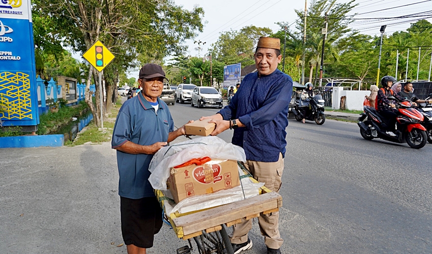 Sinergi Kebaikan, Satpol PP Provinsi Bagikan Paket Takjil di Hari ke-14 Ramadan