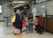 LRT Jabodebek Bagikan 3.350 Paket Takjil di 14 Stasiun Selama Ramadan