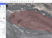 Analisis Bor Ledak dan Stabilitas Lereng Tambang Berbasis AI Strayos