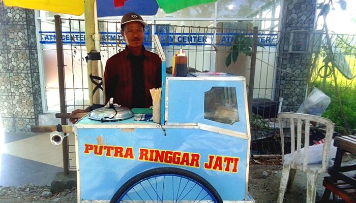 Dari Cianjur ke Suwawa: Perjuangan Narna Menyambung Hidup Lewat Dagangan Siomay