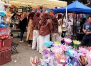 Lautan Buket Meriahkan Wisuda di Kampus I UNG