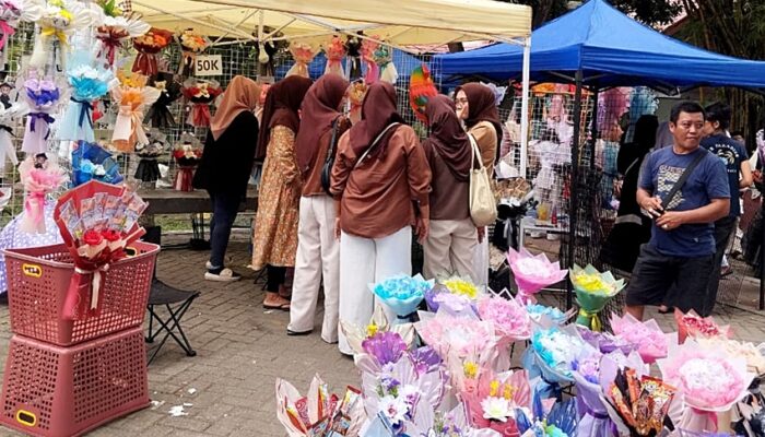 Lautan Buket Meriahkan Wisuda di Kampus I UNG