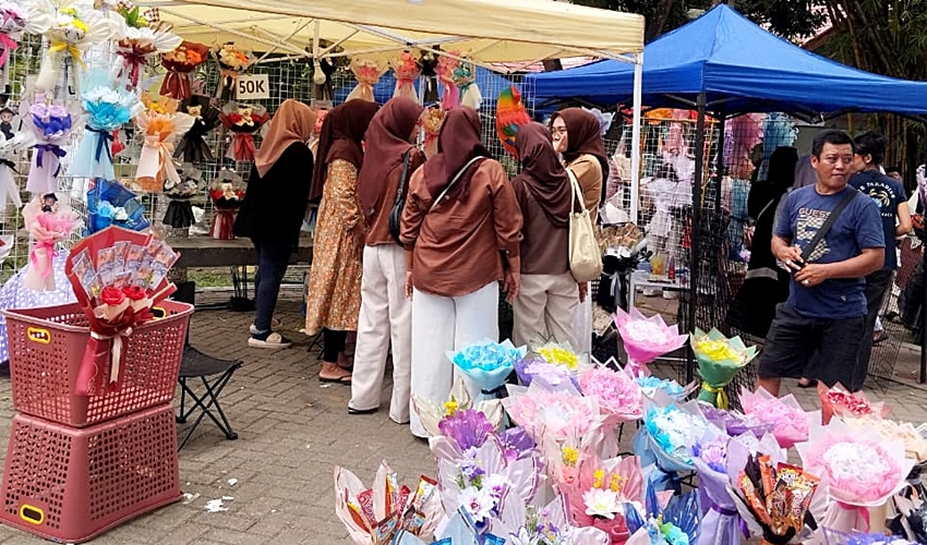 Lautan Buket Meriahkan Wisuda di Kampus I UNG